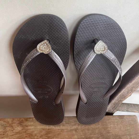 HAVAIANAS Flip Flops Embellished W/Crystal Hearts on Each Sandal 37-38 Preowned - Picture 3 of 12